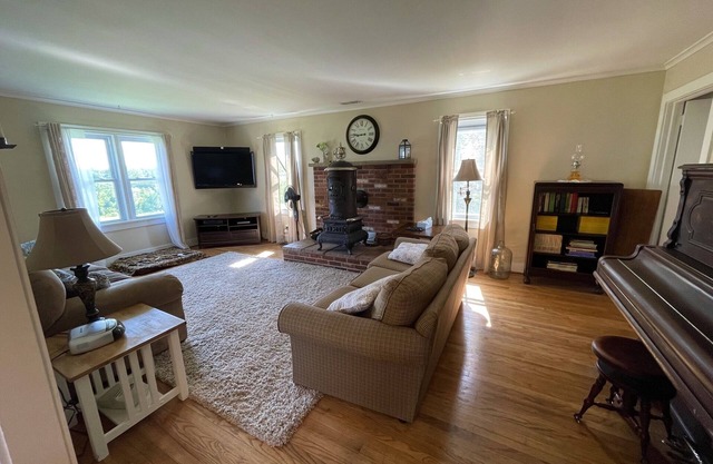 1920's Farmhouse with antique charm and quiet comfort. Wineries, skiing, more!