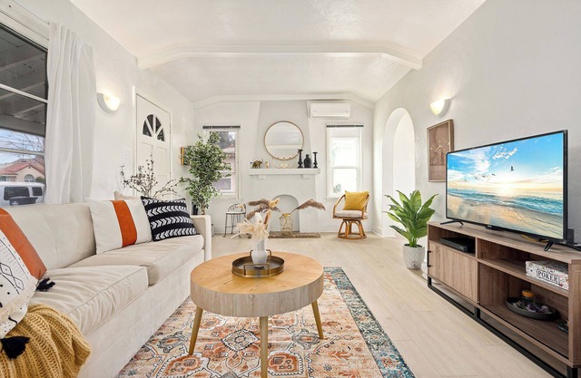 1920s Inglewood LAX Bungalow House Parking W/D