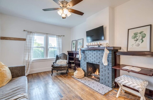1926 Historic Duplex/Near U of A/1 BR 1 BA