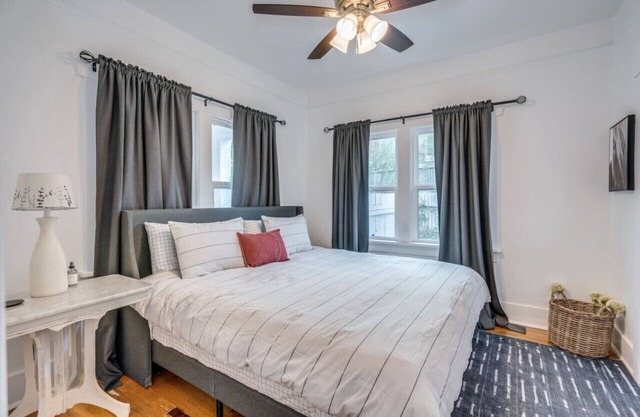 1926 Historic Duplex/Near U of A/1 BR & 1 BA