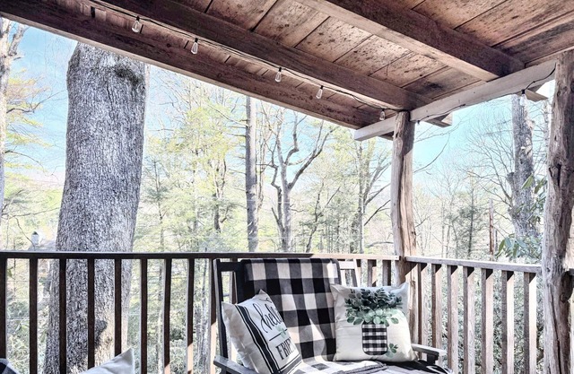 1930's Highlands Hideaway, Restored Cozy Cabin, Dog Friendly, Fiber Optic WI-FI