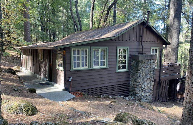 1937 upgraded Cabin in tree/ mountain area walking distance to town.