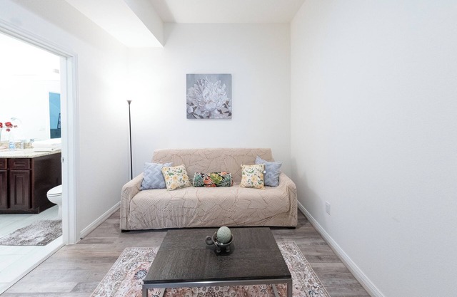 1A ~Cozy condo in charming Katy with WiFi, AC