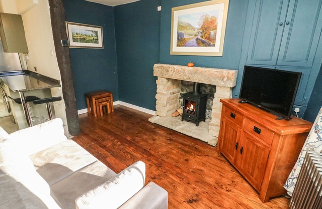 1A LOWER CROFT STREET, pet friendly, with open fire in Settle
