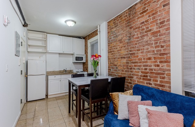 (1A) Two Bedroom Apt. in NY Just Off Park Ave.