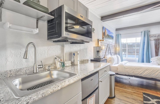 1BD Cozy Suiterestaurants & Hiking!dogs Welcome