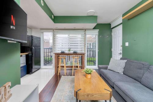 1BD in Liberty Village beside Lake