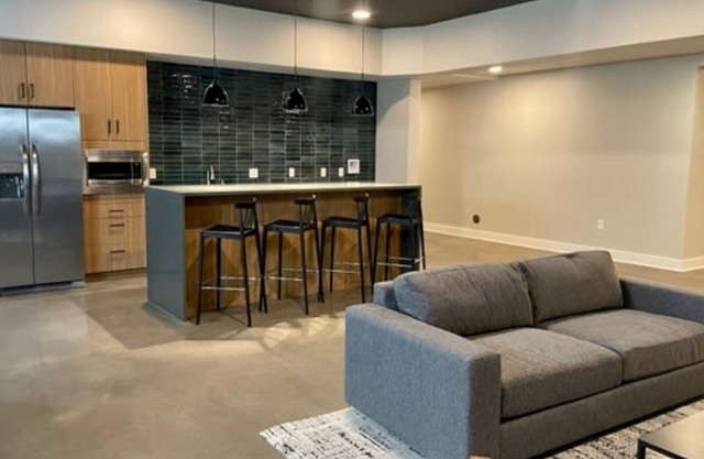 1BD, steps away from University Circle l Barsala