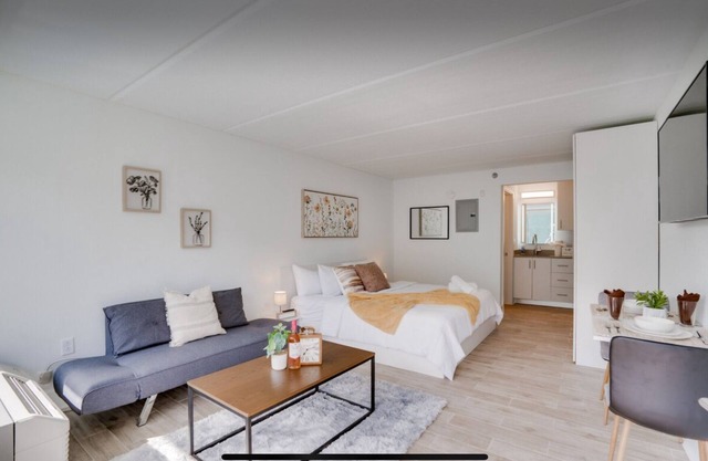 1bed 1bath with AC and 2 complementary bottles of Florida sourced spring water!