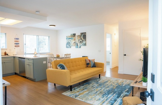 1Block from beach - Steps from restaurants & shops