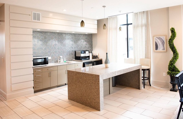 1Br/1Ba, WorkSpace, Wine,Uptown, Near Stadiums 318