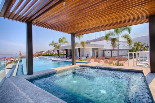 1BR 2BA | Romantic Zone w/Rooftop Pool & Gym