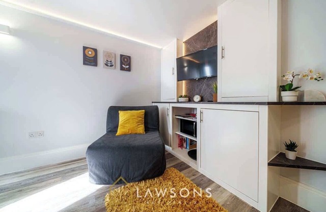 1BR Apartment | Walk to Shops & Castle