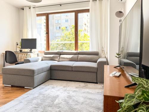 1BR Apartment with a Designated Workspace, Free Street Parking and Free Gym Pass