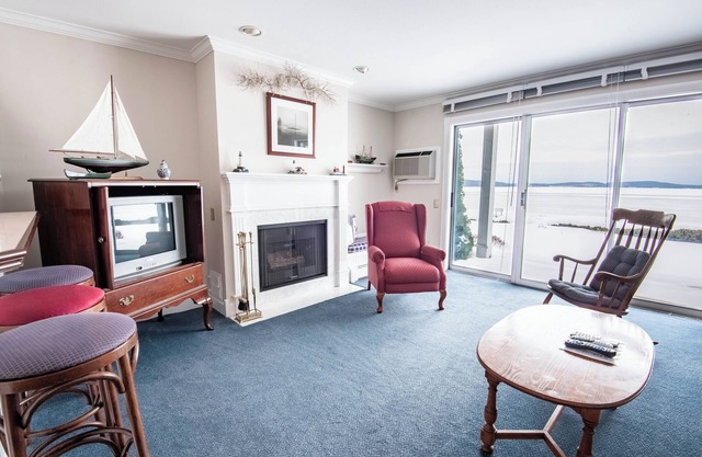 1BR Beachfront Condo on Gorgeous Lake Charlevoix | Fireplace | Sandy Beach |