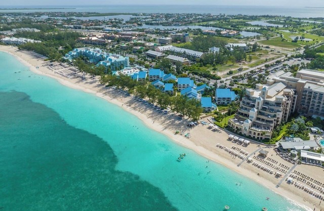1BR beachfront condo with direct beach access, between Ritz-Carlton & Westin