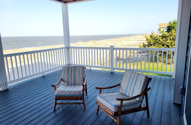 1BR condo, 1st floor.nFREE kayaks and bikes. Huge deck with ocean views.