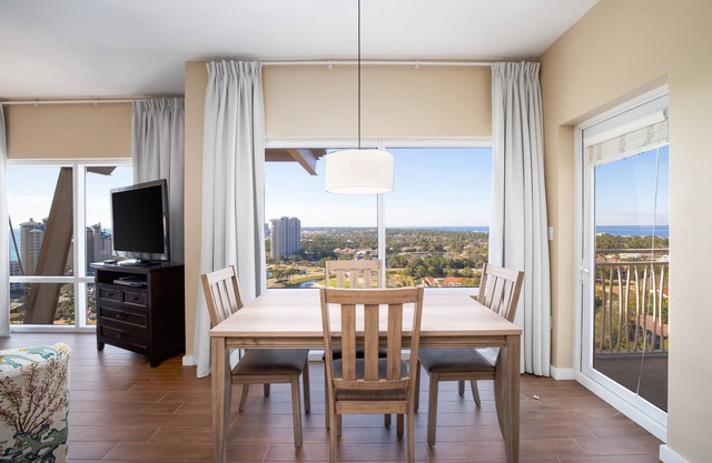 1BR Condo at Luau! Amazing View, Walk to Beach, Pool/Hot Tub, Tram, Tiki Bar.