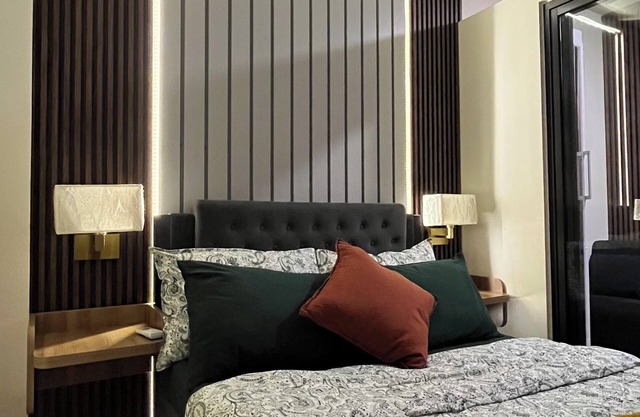 1BR Cozy Resort Condo Like 15 mins away to NAIA w Free Parking, WiFi, Balcony,