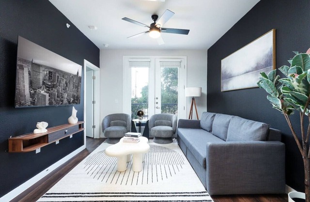 1BR Escape w/Gym & Parking Near Rvrwalk & Dome