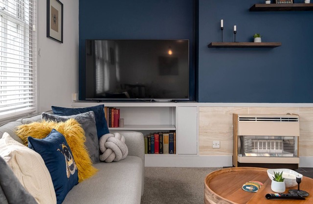 1BR Fulham New King's road apartment w/ park view