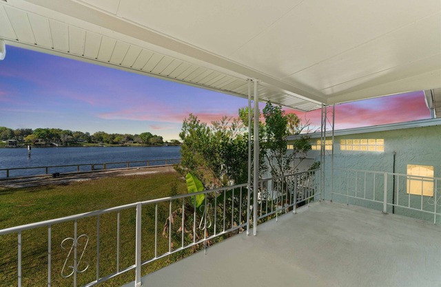 1BR Guesthouse w/River View-Patio & Free Parking