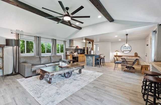 1BR Holiday Apt | Full Kitchen + King Bed #14B