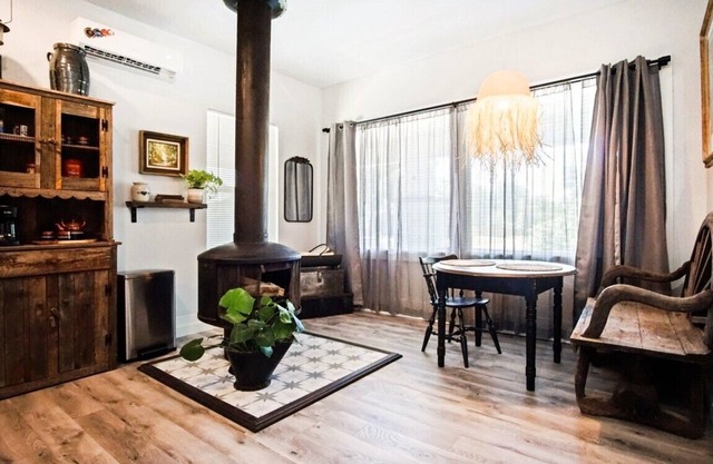 1BR Holiday Apt | Kitchenette + Queen Bed #03B