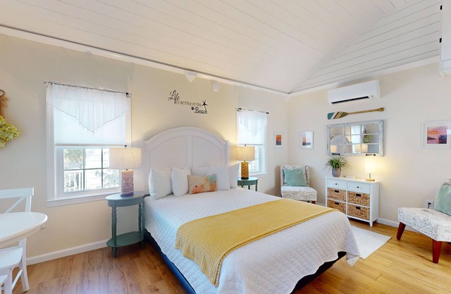 1BR King Bed Sofa Bed Sleeps 4 POOL - 9