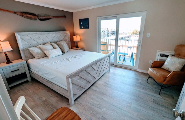 1BR Pent. Ste/pullout sofa/1 block Beach/Boards