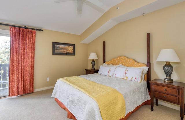1BR Private balcony-King bed-full kitchen-W/D-community pool & hot tub
