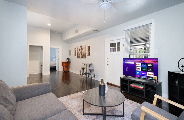 1BR Riverwalk Loft Remote-Work Ready Fast Wi-Fi W/D 30+ Nights Monthly