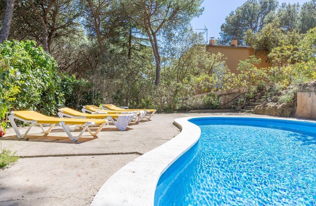 1CAR 01 - Basic apartment with communal pool near the beach of Llafranc