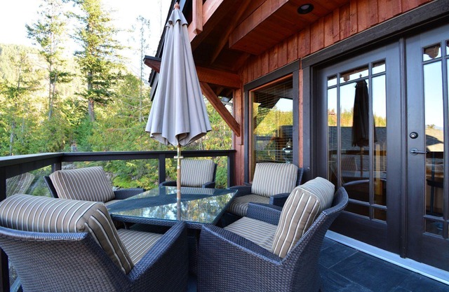 1st. CLASS Waterfront RESORT: Pool/Hot Tub/Clubhouse/Boat Moorage/Patios