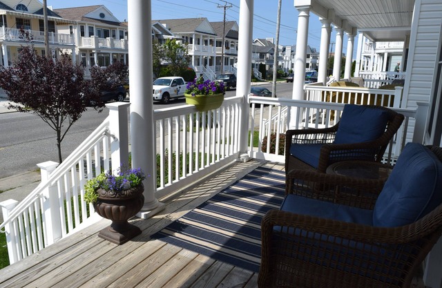 1st FLOOR 1 STREET TO SANDY TOES! LOCATION! LOCATION!