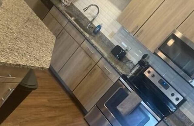 1st Floor 1BR Apartment Gated Community Gym,Pool +
