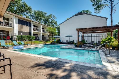 1st-Floor Condo in Walden Walk to Pool and Lake!