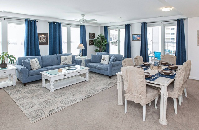 1st-floor condo with balcony, W/D, outdoor pool, gym & grills
