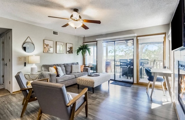 1st-floor condo with lake-view deck + on-site pools & hot tub