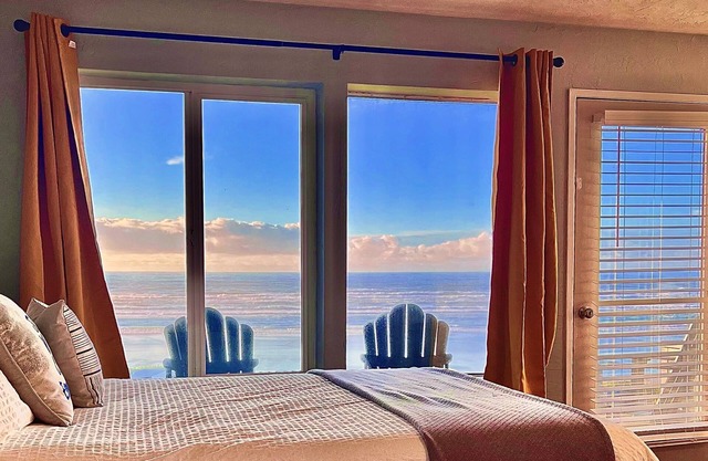1st floor Oceanfront studio with king bed, AC & hot tub