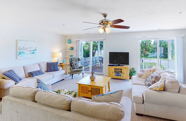 1st-floor Seaside condo 1 block from beach with pool & private deck