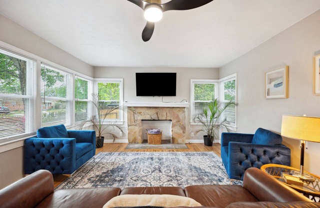 2/1 Fenced Home Pet Friendly