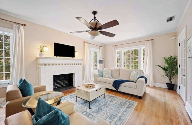 2/1 Historic family & pet friendly home