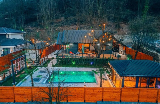 2+1 Wooden Bungalow for 5 People with Heating Pool and Winter Garden in Yanık