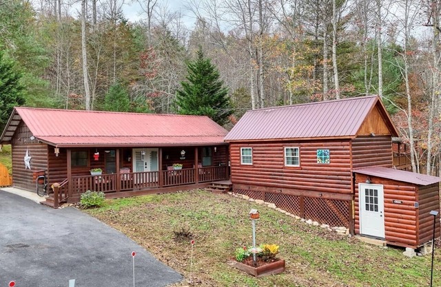 2/2 creek front peaceful cabin with Fiber optic WiFi and bonus room