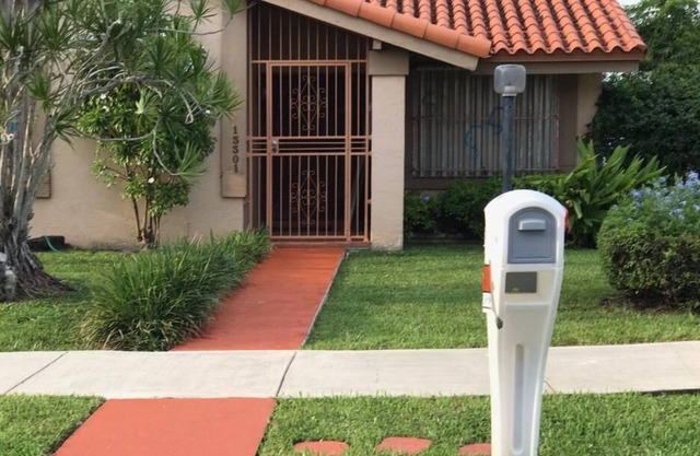 2-2 GARDEN HOUSE, QUIET, AWAY FROM TRAFFIC,MANICURE NEIGHBORHOOD UV LIGHT A/C