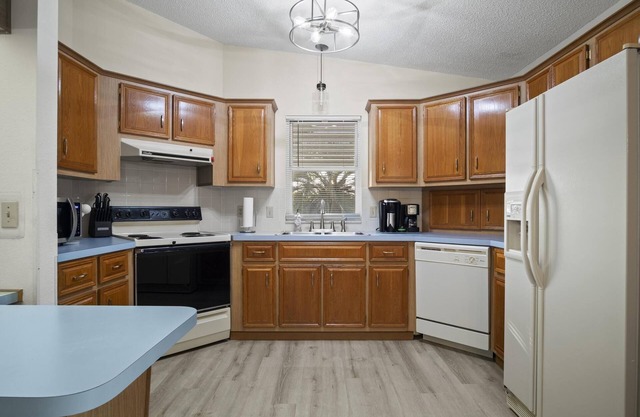 2/2 ranch home, golf cart, dog allowed, near shopping & Spanish Springs