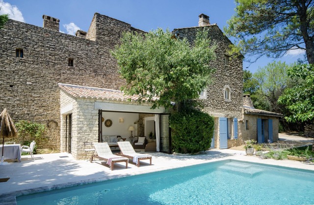2/3 bedroom Secluded Villa 17th Century with Private heated Pool. Provencal gem