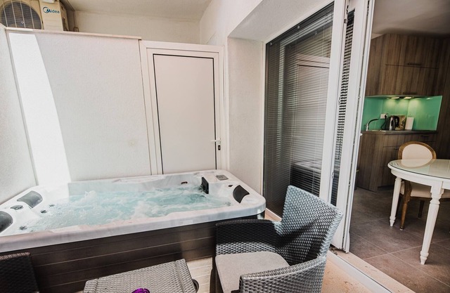 2 Apartment with Balcony - Downtown Luxury Apartments with Hot Tub