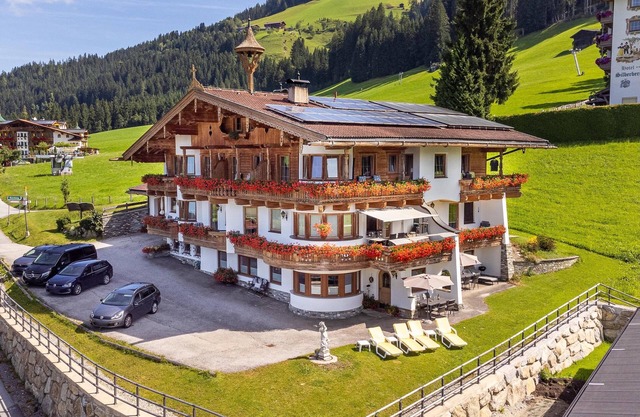 2 Apartments, Sauna & ski bus at the door